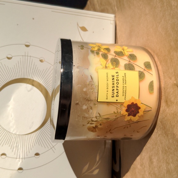 B&BW Sunshine & Daffodils 3-wick Candle - Picture 1 of 4